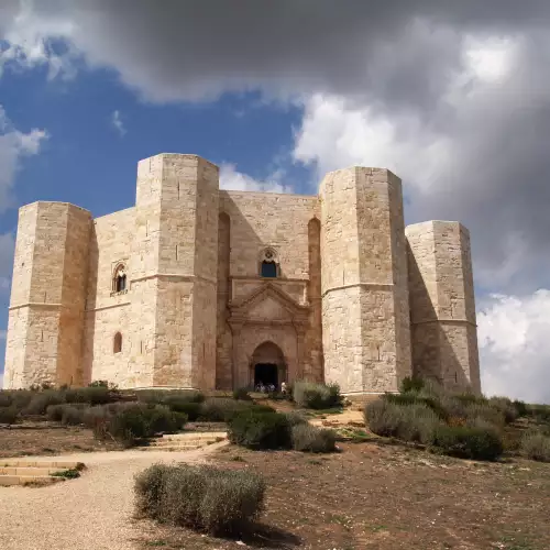 Кастел дел Монте (Castel del Monte)